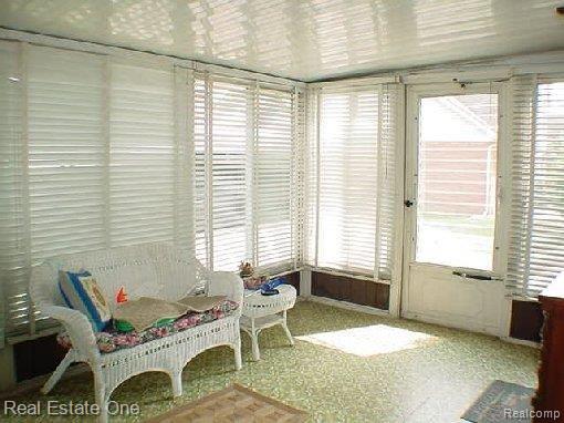 20034 Farmington Road Livonia, MI 48152 - Photo 15 of 25 sunporch