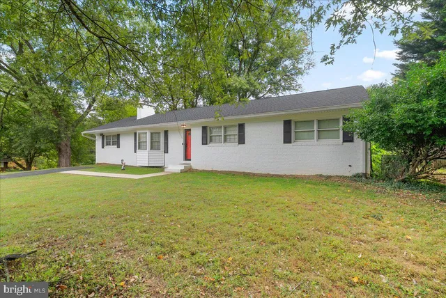 a view of a house with a backyard