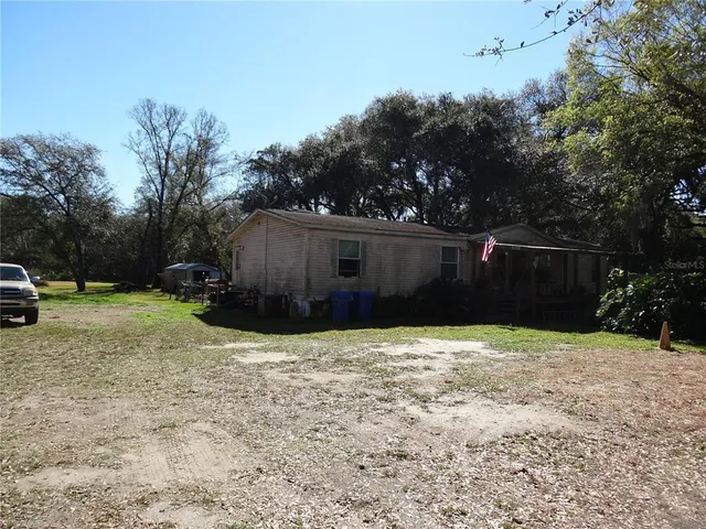 a view of a backyard