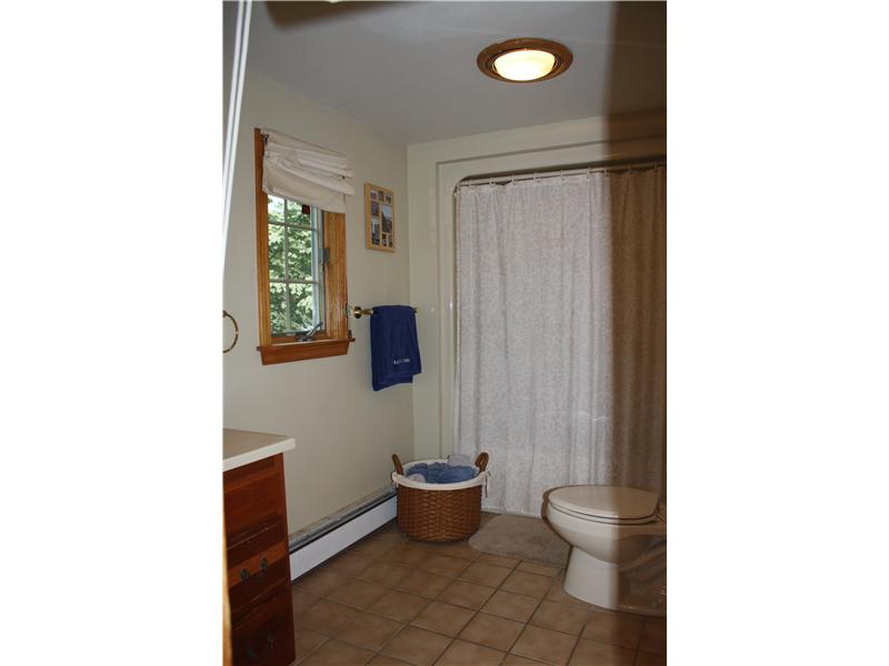239 Seaside Drive Jamestown, RI 02835 - Photo 14 of 21 Bathroom.