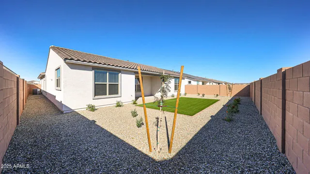 a view of a house with backyard