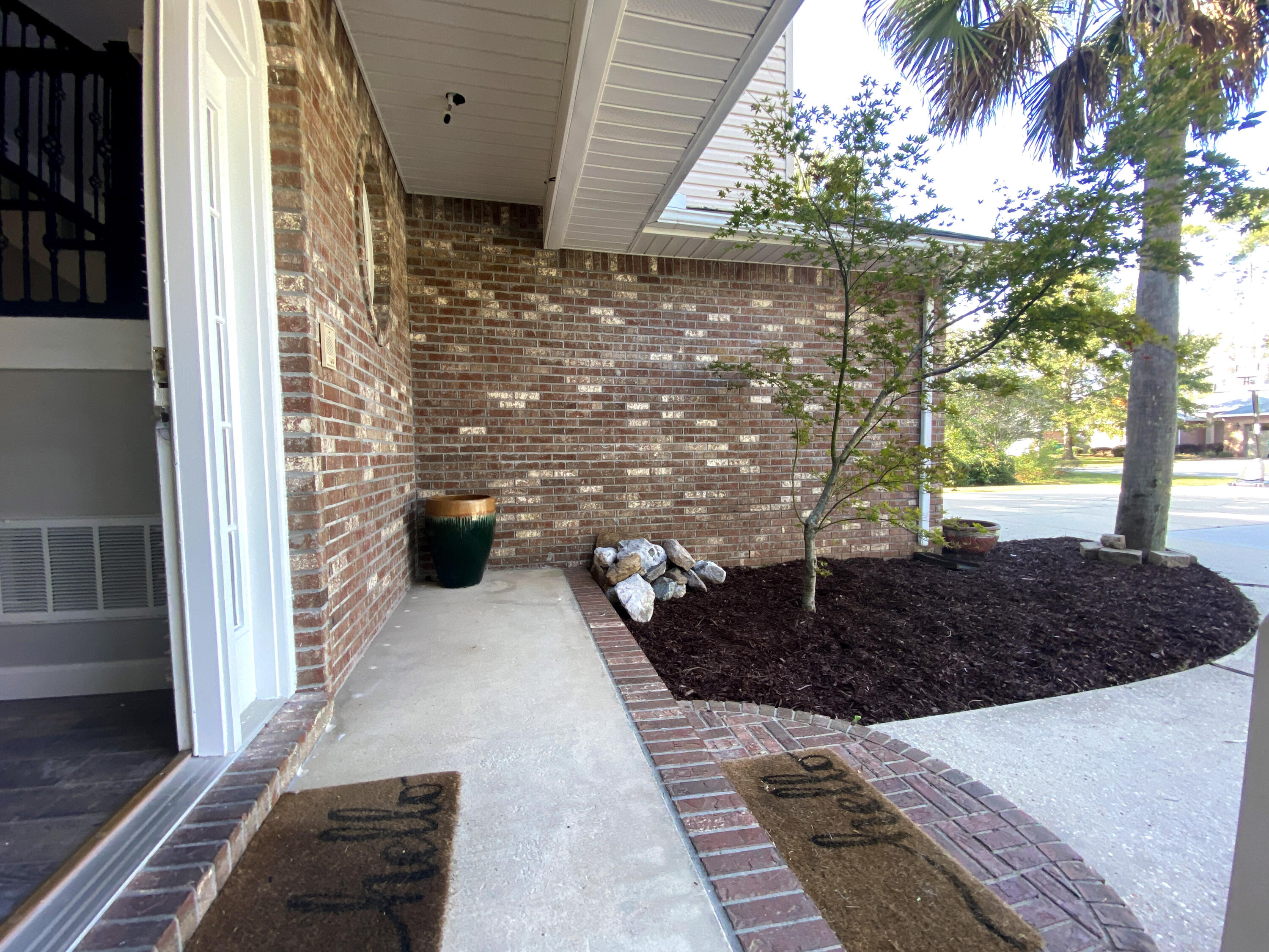 4466 Kingslynn Road Niceville, FL 32578 - Photo 5 of 77 a view of a pathway both side of house