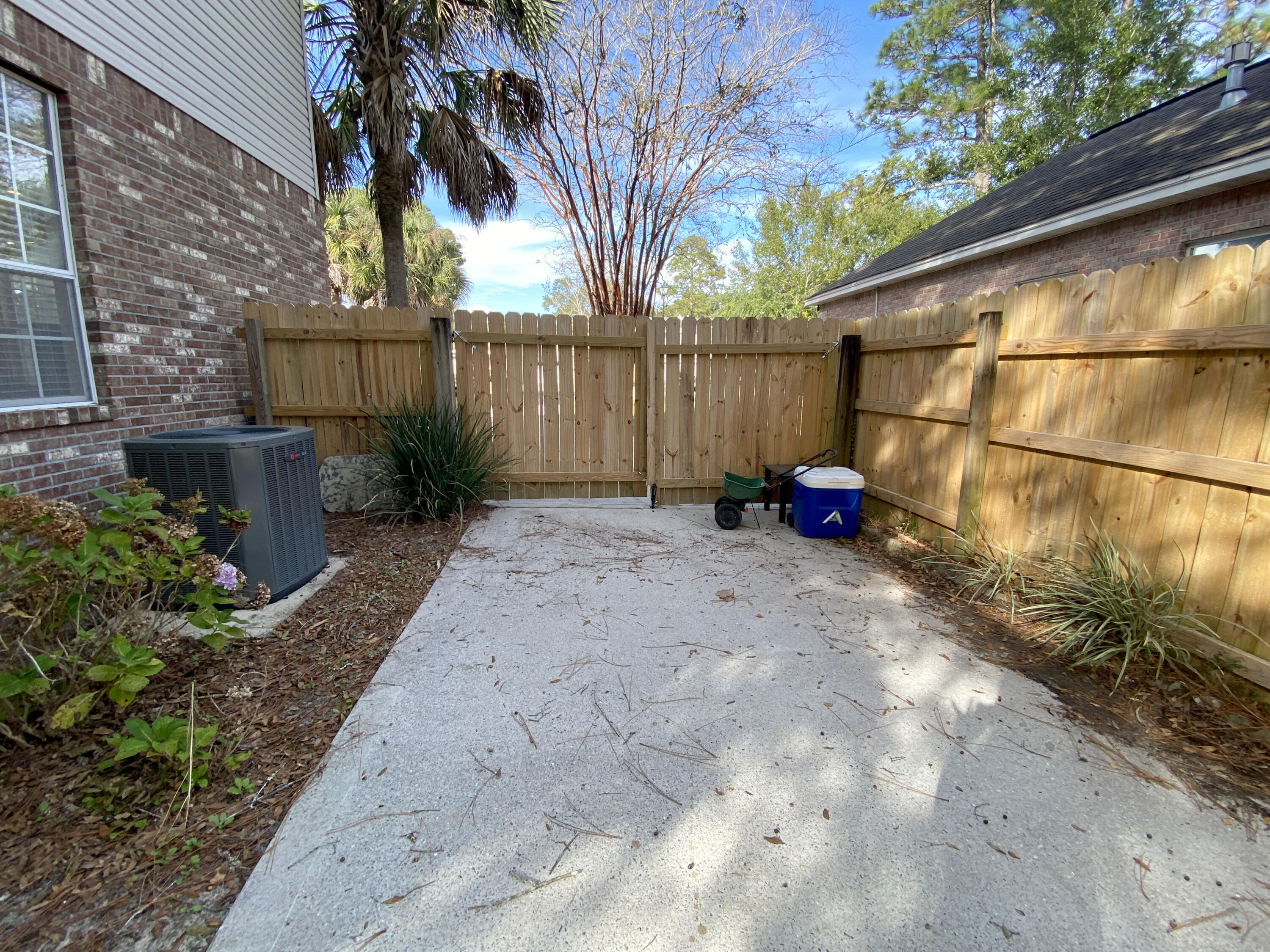 4466 Kingslynn Road Niceville, FL 32578 - Photo 68 of 77 a backyard of a house
