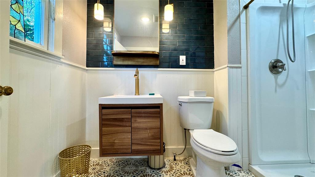 205 Elm Drive Terrell, TX 75160 - Photo 25 of 33 a bathroom with a toilet a sink and mirror