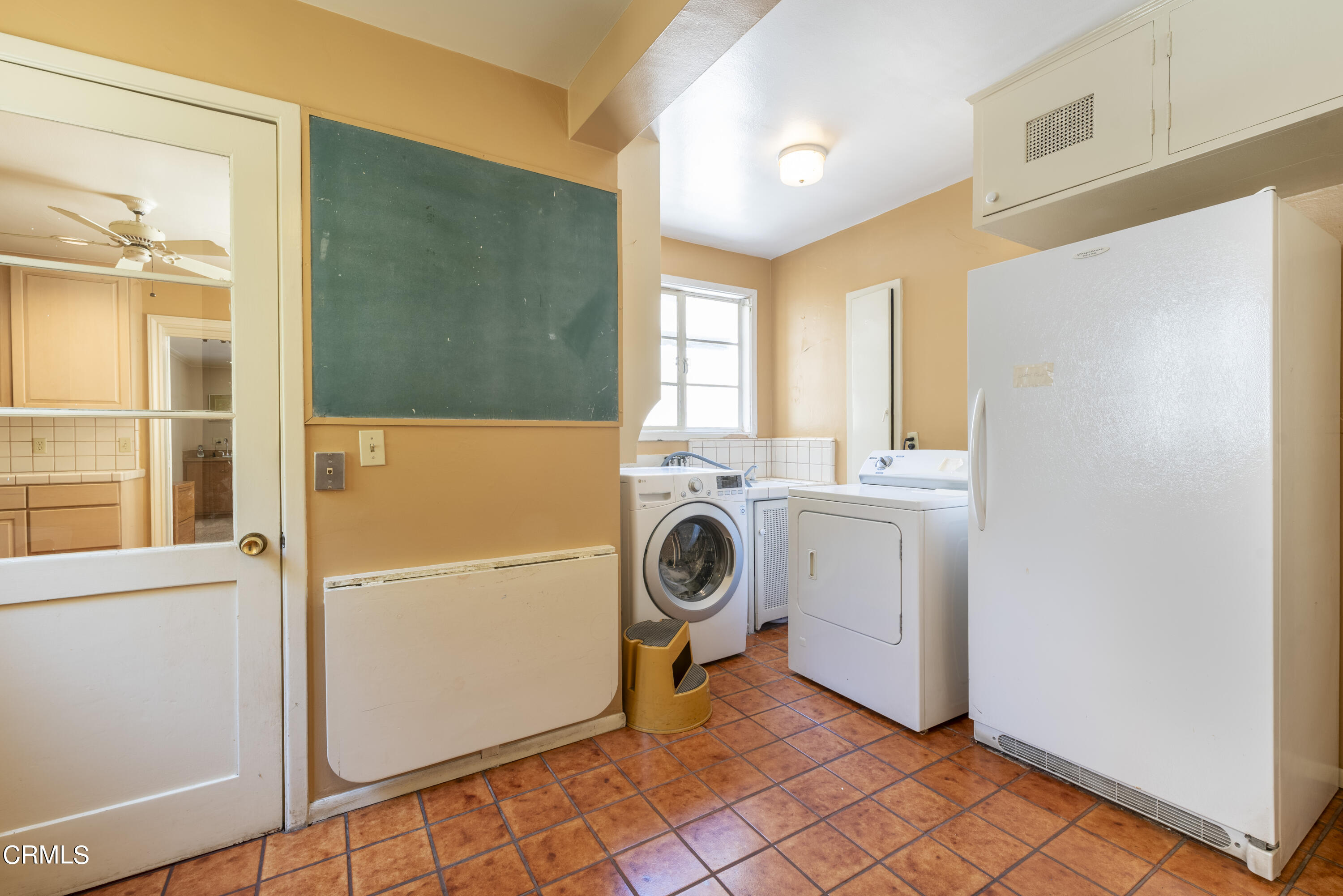 3287 Lombardy Road Pasadena, CA 91107 - Photo 20 of 59 a utility room with dryer and washer