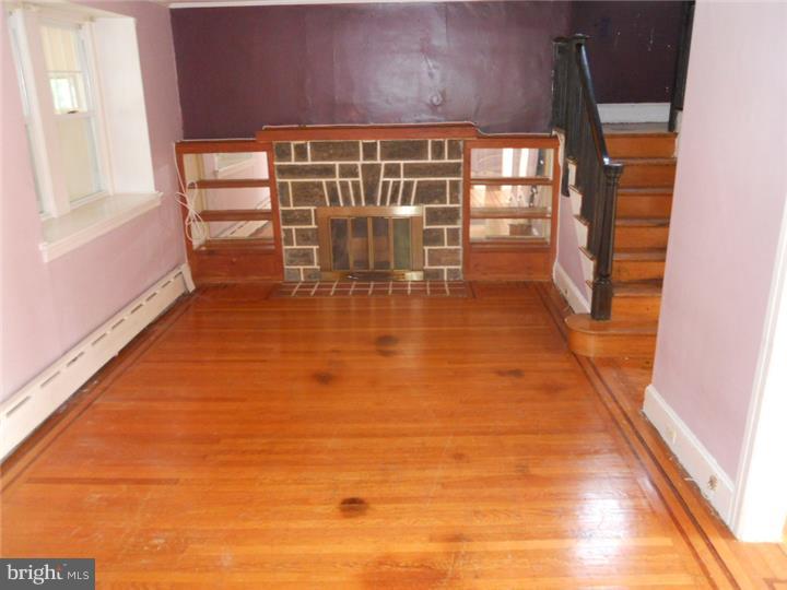 113 Englewood Road Upper Darby, PA 19082 - Photo 3 of 9 Living Room