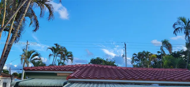 a view of a backyard