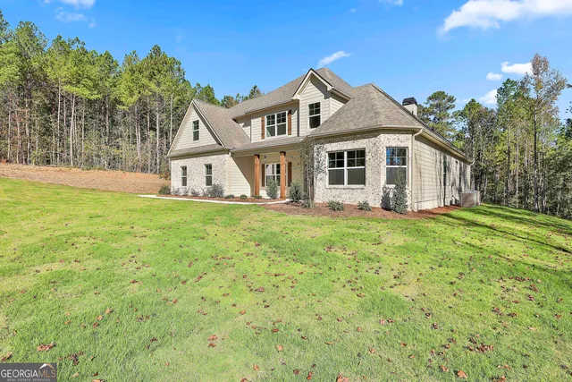 a view of a house with a yard