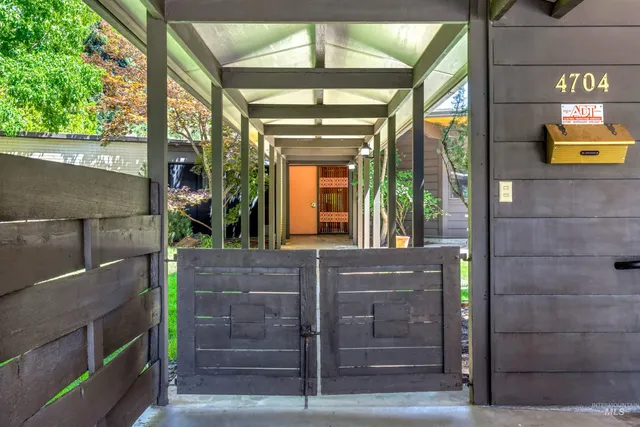 $2,498,888 | 4704 Hillcrest View Drive, Boise, ID 83705