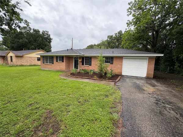 $1,800 | 223 Belmont Street, Tomball, TX 77375