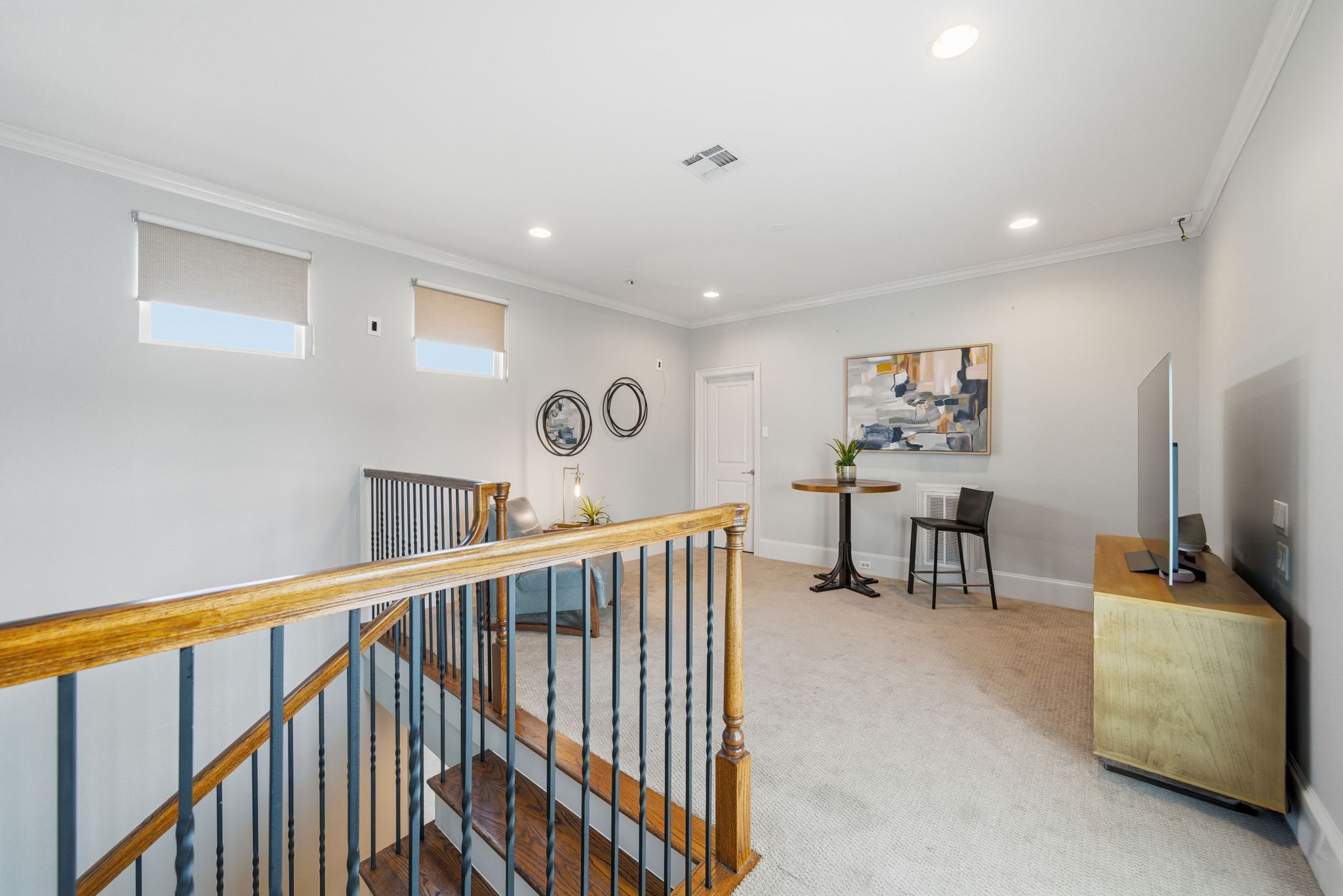 4915 Chenevert Street Houston, TX 77004 - Photo 35 of 41 Unwind on the expansive rooftop deck overlooking the vibrant Rice/Museum District skyline. The private seating area is ideal for outdoor dining, morning coffee, or entertaining, all within a low-maintenance setting in a gated community with elevator-ready convenience.