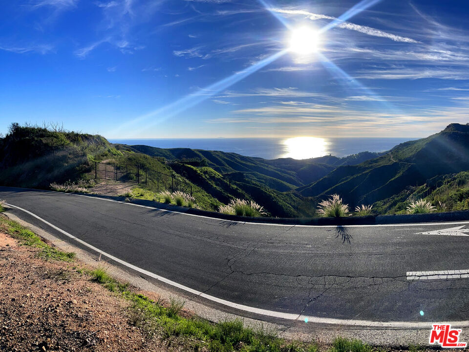 2825 Tuna Canyon Road Topanga, CA 90290 - Photo 25 of 38 a view of balcony with a yard