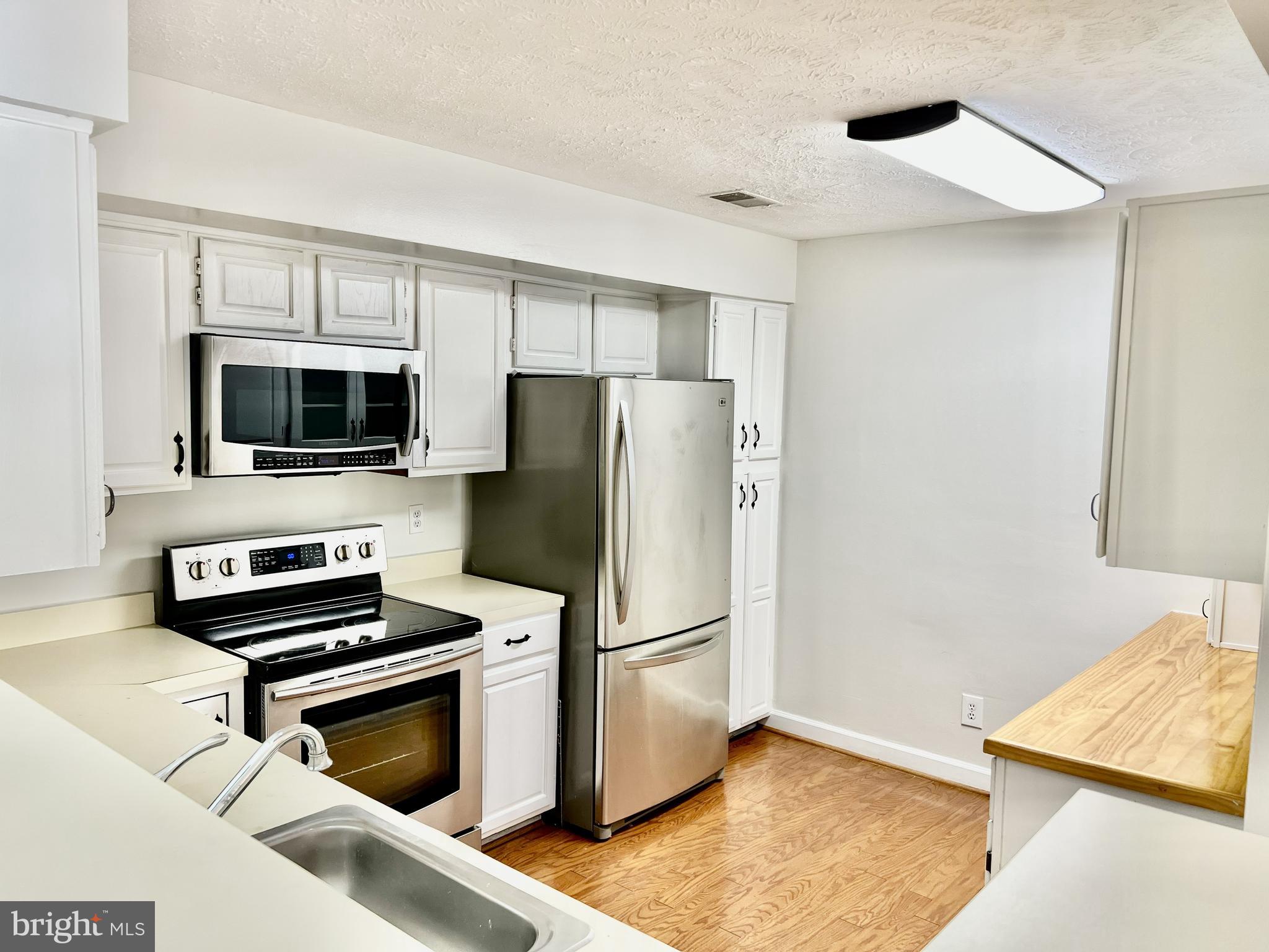 12002 Ridge Knoll Drive, Unit 7 Fairfax, VA 22033 - Photo 2 of 14 kitchen