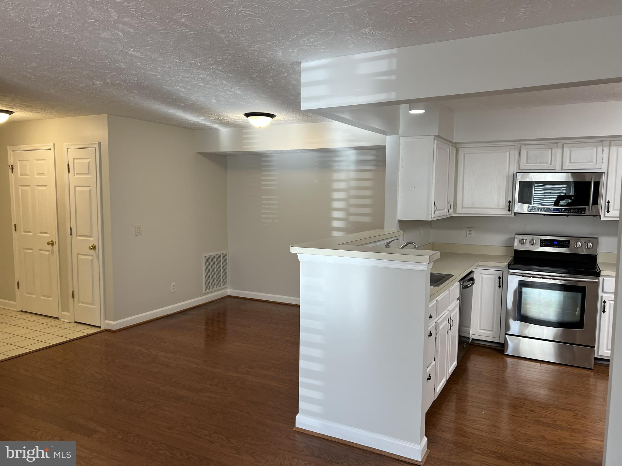 12002 Ridge Knoll Drive, Unit 7 Fairfax, VA 22033 - Photo 4 of 14 dining and kitchen