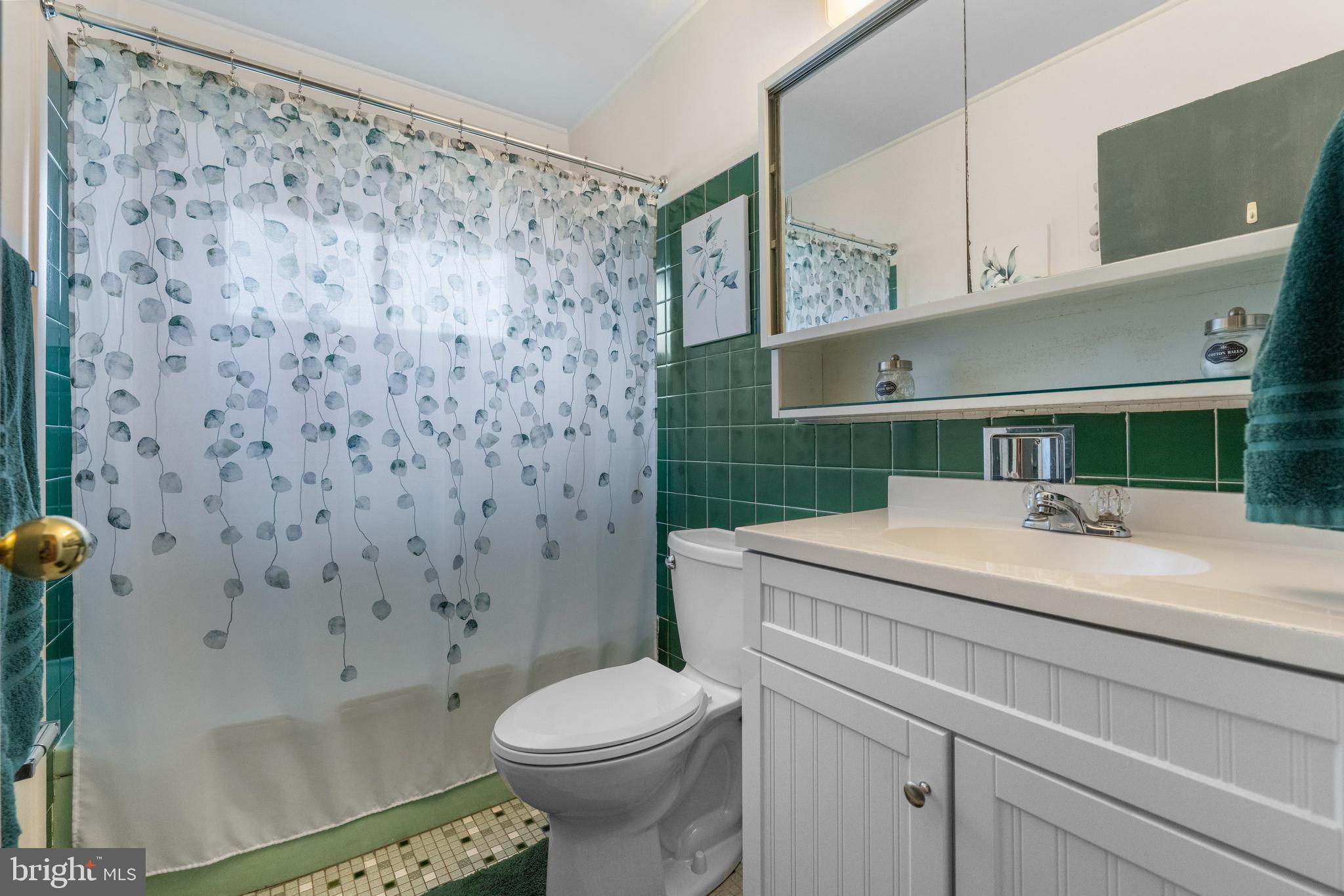10 Sugarplum Road Levittown, PA 19056 - Photo 34 of 38 Main floor with upgraded fixtures
