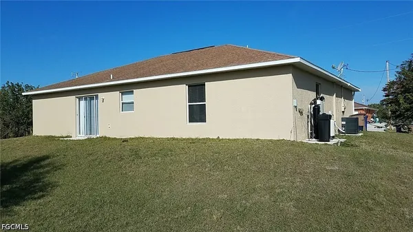 $1,700 | 932 Dobbins Street East, Lehigh Acres, FL 33974