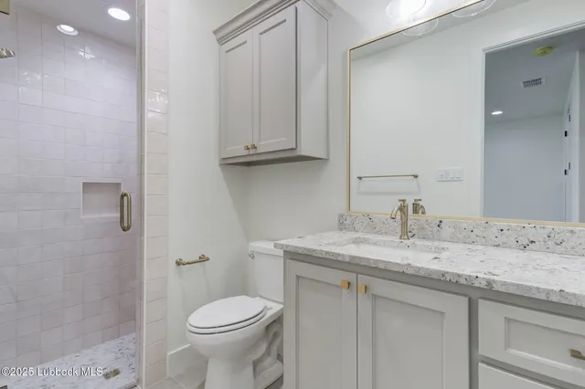 en empty room with windows and ceiling fan