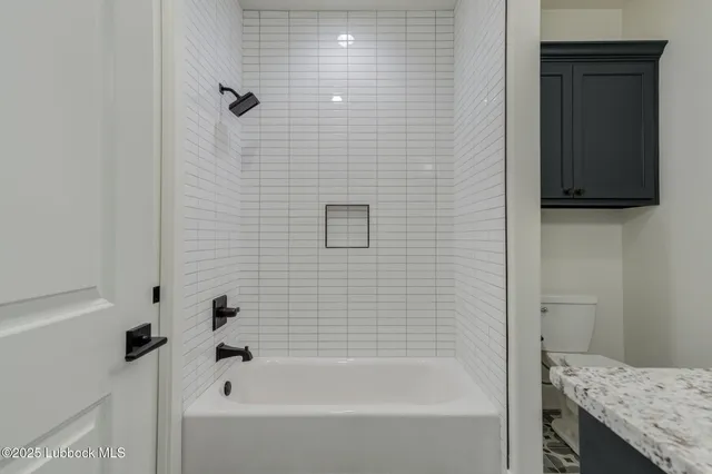 a view of entryway with a yard