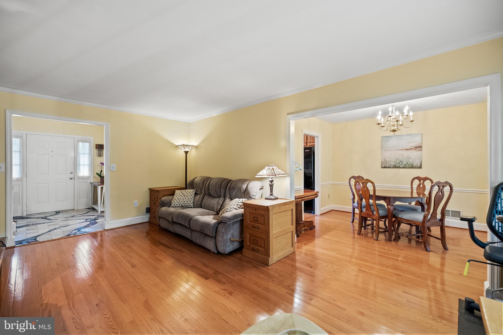 7933 St George Court Springfield, VA 22153 - Photo 16 of 40 Spacious living room right off dining room!