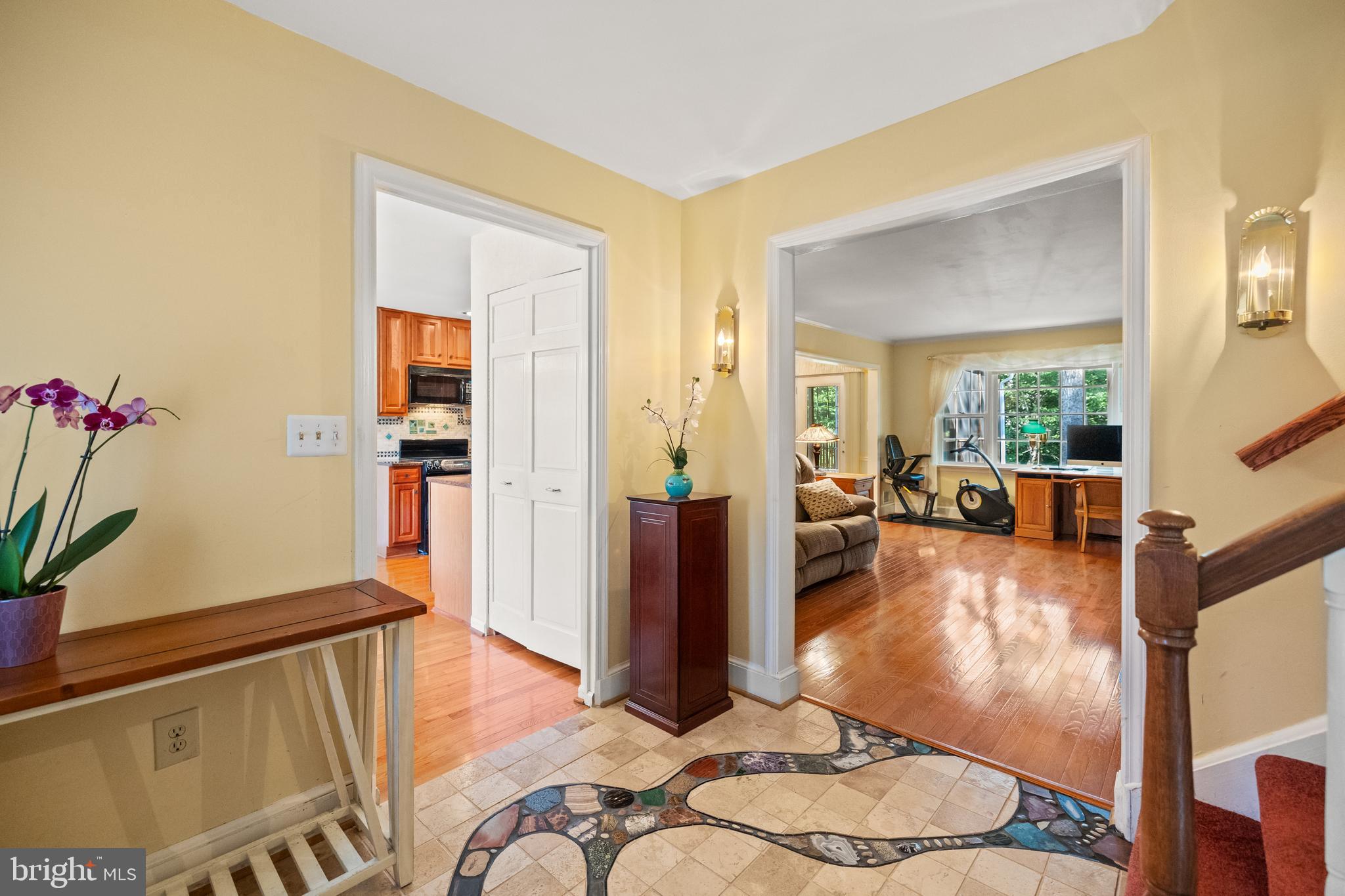 7933 St George Court Springfield, VA 22153 - Photo 6 of 40 Welcoming foyer entrance