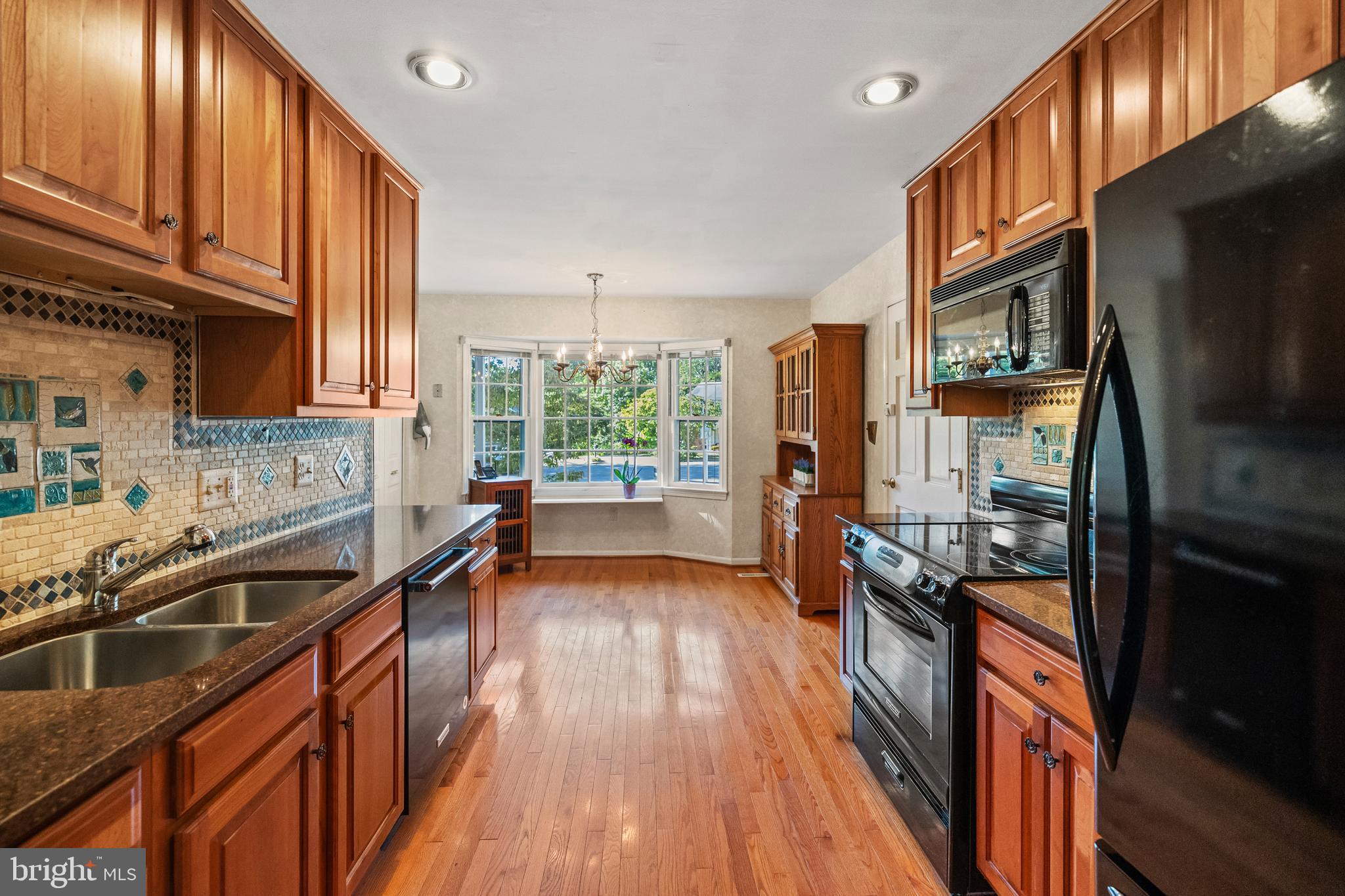 7933 St George Court Springfield, VA 22153 - Photo 7 of 40 Large kitchen w/ bay window & space for table!