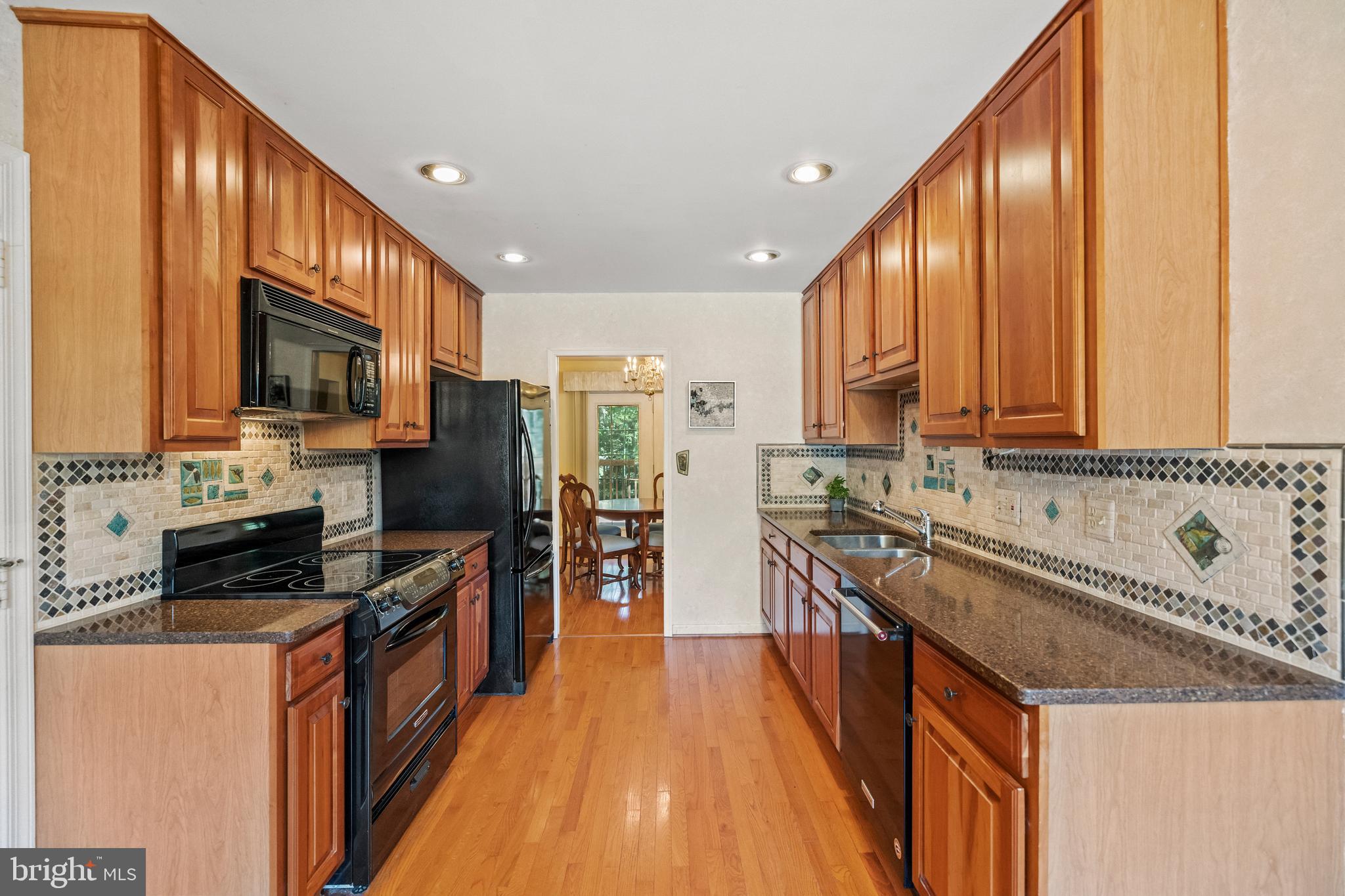 7933 St George Court Springfield, VA 22153 - Photo 9 of 40 Recessed lighting