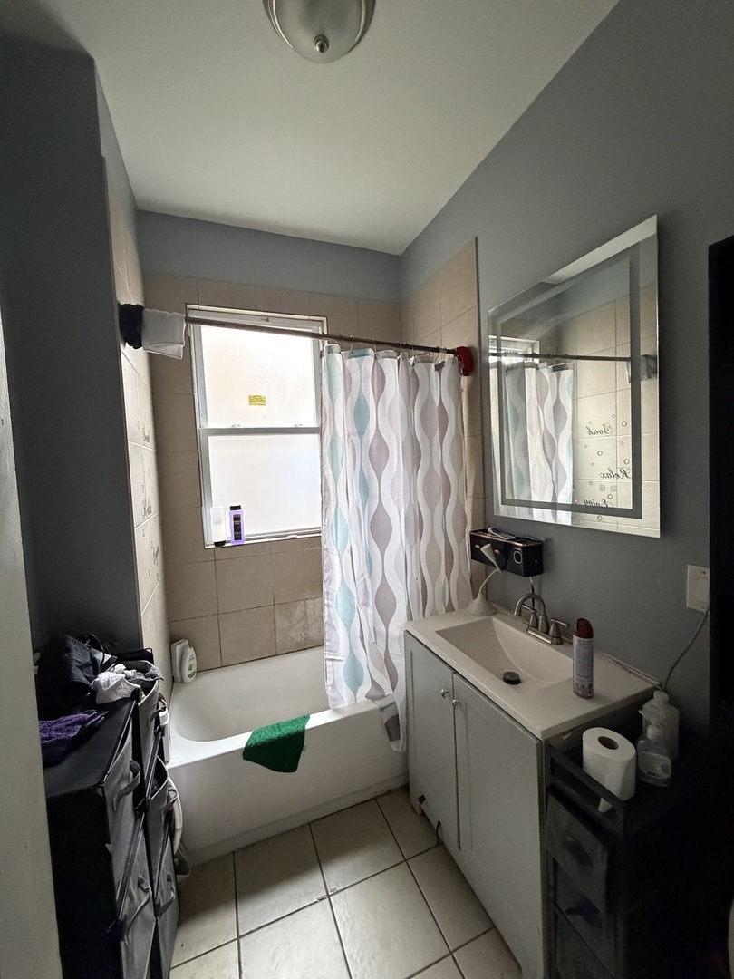 6156 South Indiana Avenue Chicago, IL 60637 - Photo 16 of 21 a bathroom with a tub sink and mirror