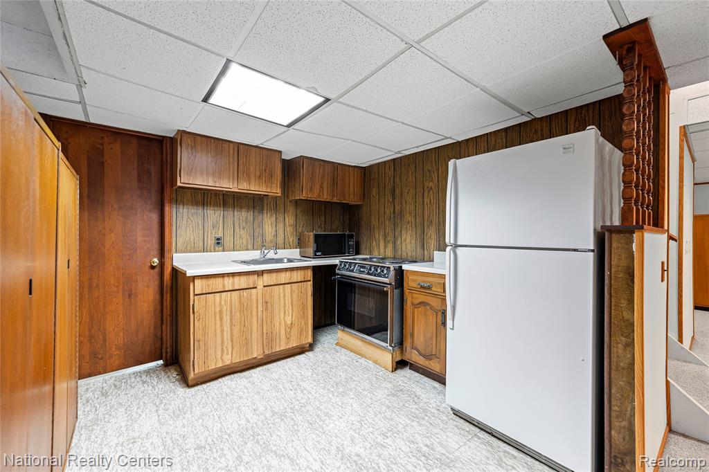 26131 Pleasant Valley Road Farmington Hills, MI 48331 - Photo 46 of 61