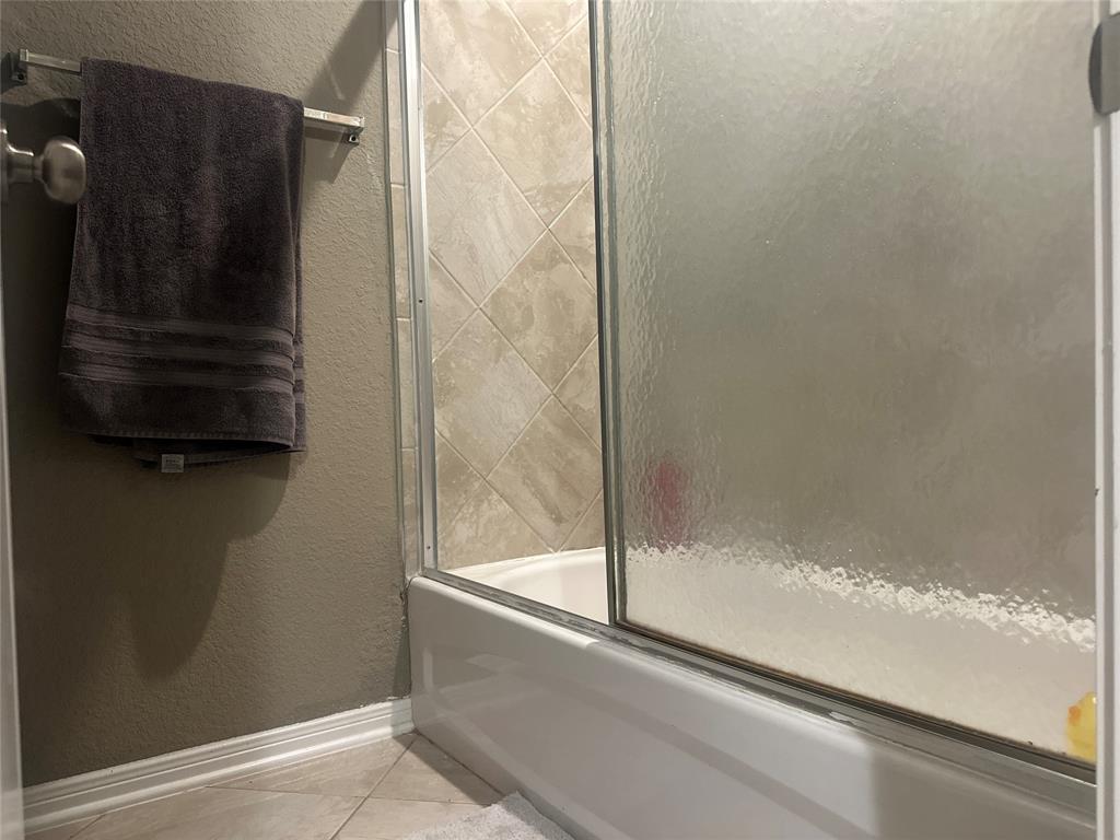 10420 Langham Drive Waco, TX 76708 - Photo 28 of 36 a bathroom with a bathtub