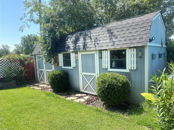 a view of a house with backyard and garden