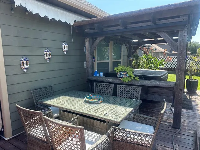 a view of a house with backyard and garden