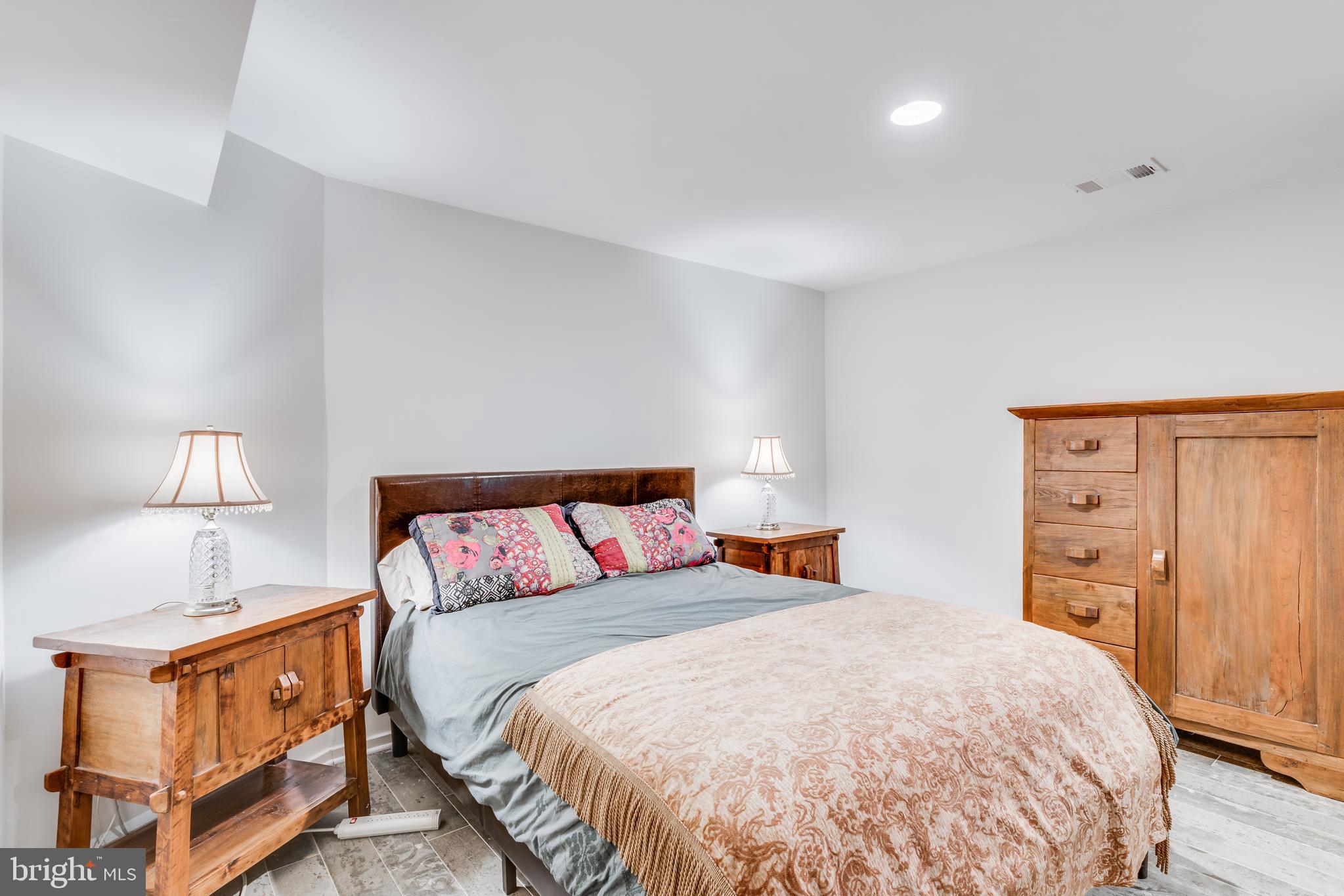 11900 Moss Point Lane Reston, VA 20194 - Photo 21 of 33 a bedroom with a bed and a lamp