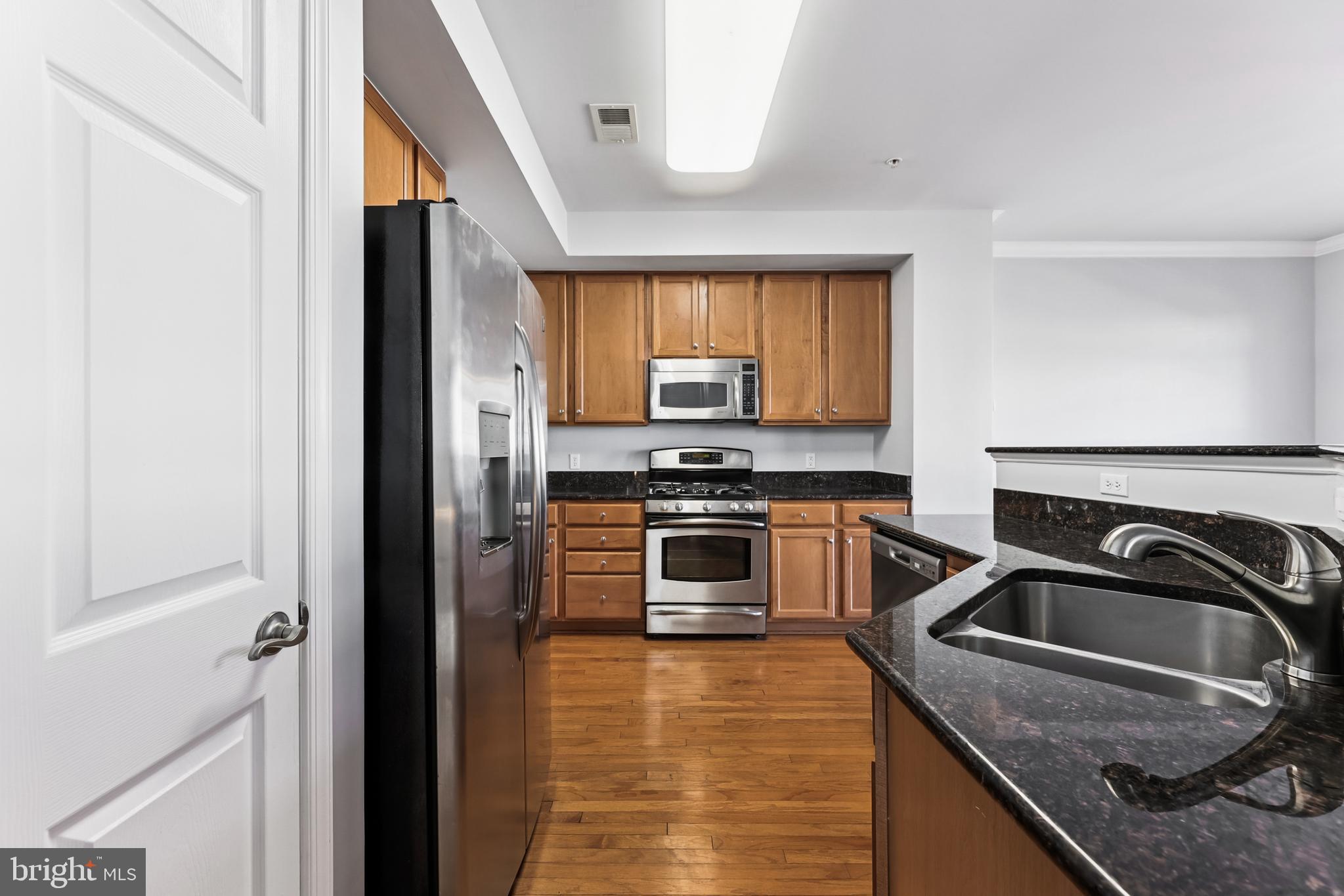 6821 Hampton Bay Lane Gainesville, VA 20155 - Photo 12 of 29 a kitchen that has a sink and a stove