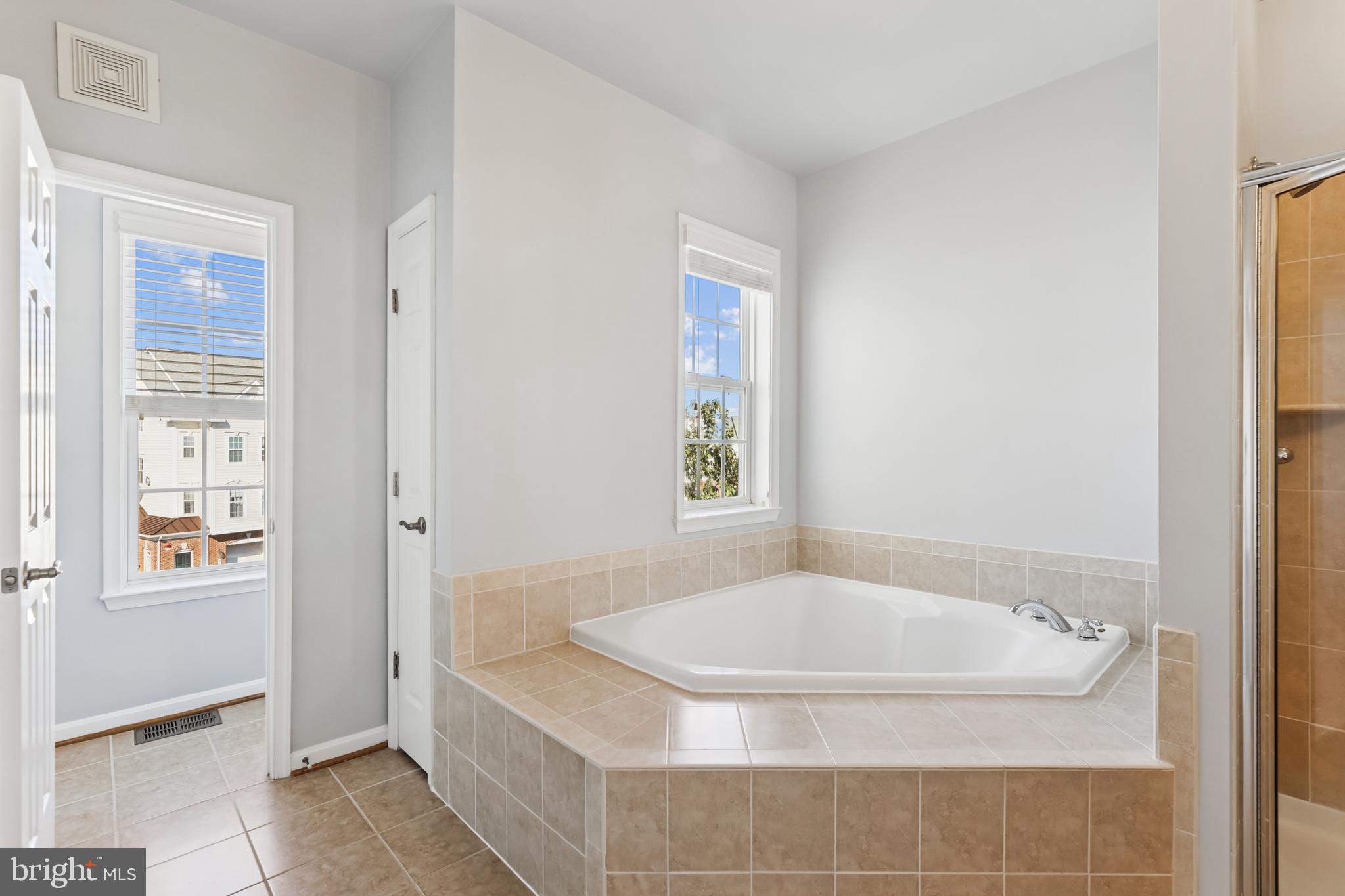 6821 Hampton Bay Lane Gainesville, VA 20155 - Photo 21 of 29 a bathroom with bathtub and window
