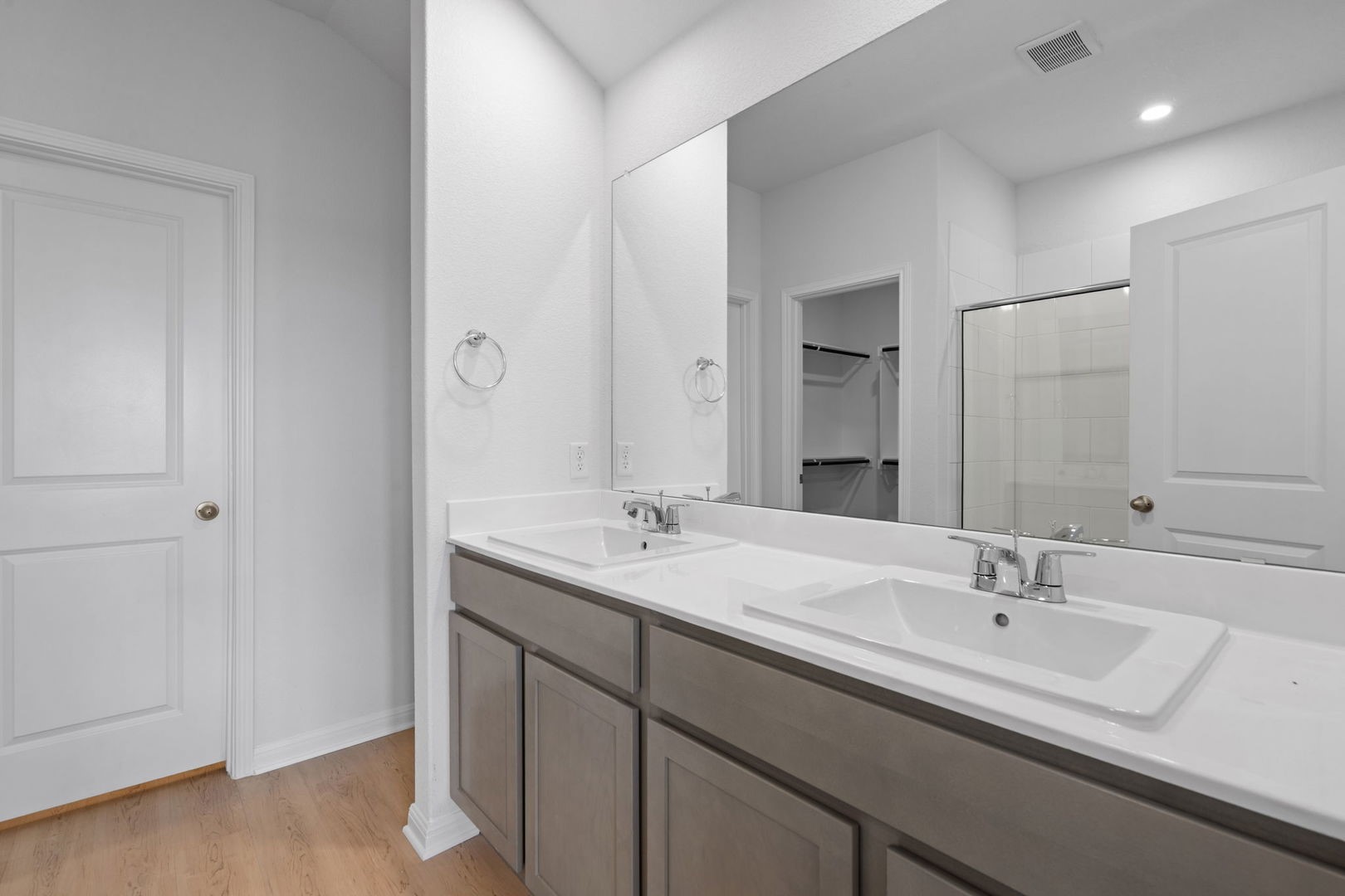 141 Hatari Trail Jarrell, TX 76537 - Photo 13 of 36 a bathroom with a sink and a mirror