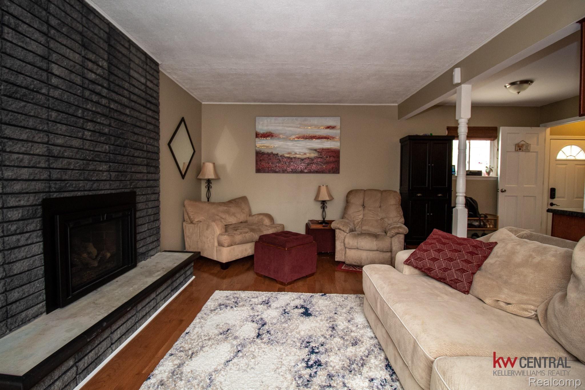 899 Meadowlake Road Canton, MI 48188 - Photo 11 of 31 Family Room 4.jpg