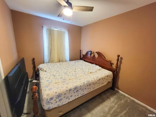 $190,000 | 212 South Clark Avenue Southwest, Clay City, IL 62824