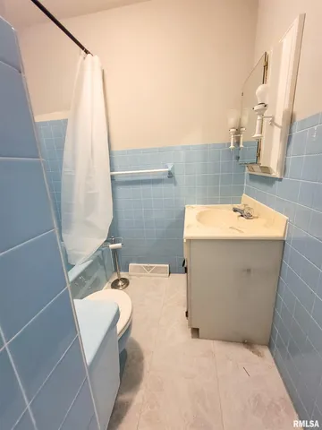 $190,000 | 212 South Clark Avenue Southwest, Clay City, IL 62824