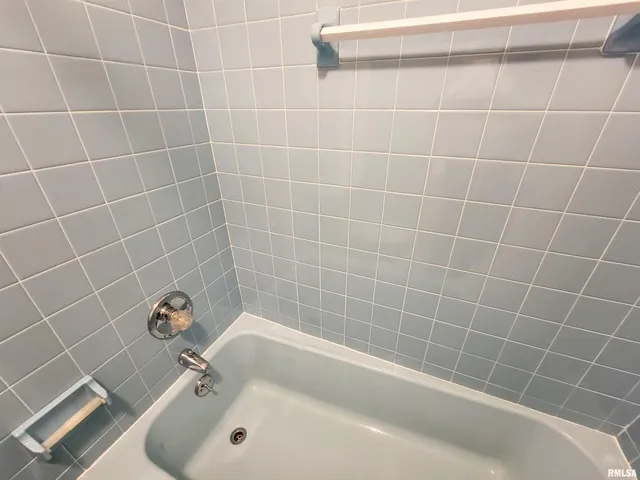 $190,000 | 212 South Clark Avenue Southwest, Clay City, IL 62824