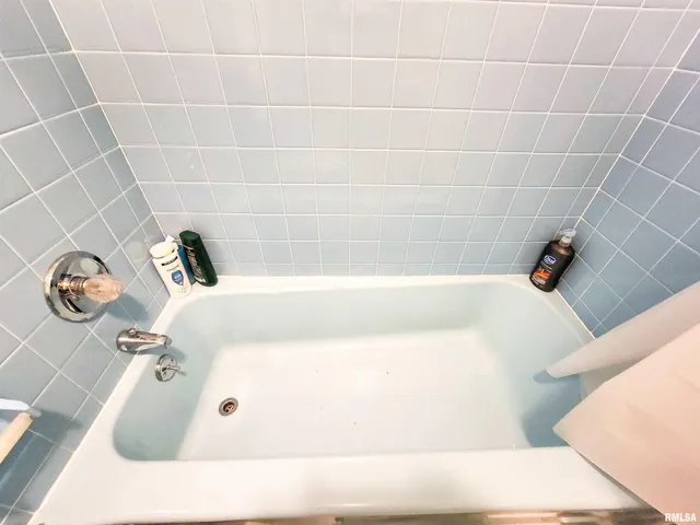 $190,000 | 212 South Clark Avenue Southwest, Clay City, IL 62824