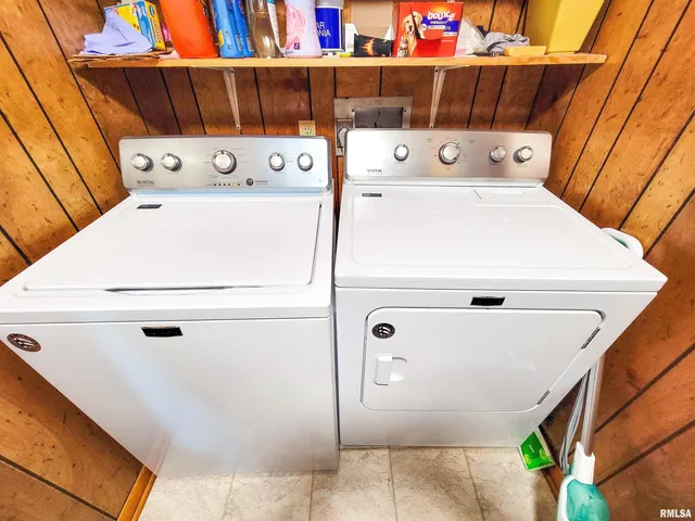 $190,000 | 212 South Clark Avenue Southwest, Clay City, IL 62824