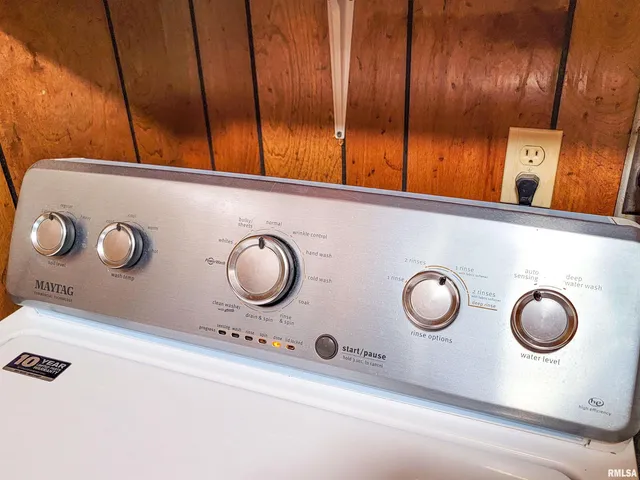 $190,000 | 212 South Clark Avenue Southwest, Clay City, IL 62824