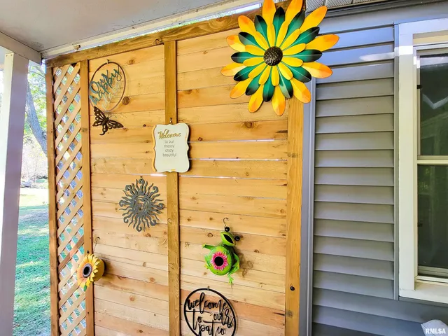 $190,000 | 212 South Clark Avenue Southwest, Clay City, IL 62824