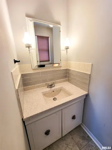 $190,000 | 212 South Clark Avenue Southwest, Clay City, IL 62824