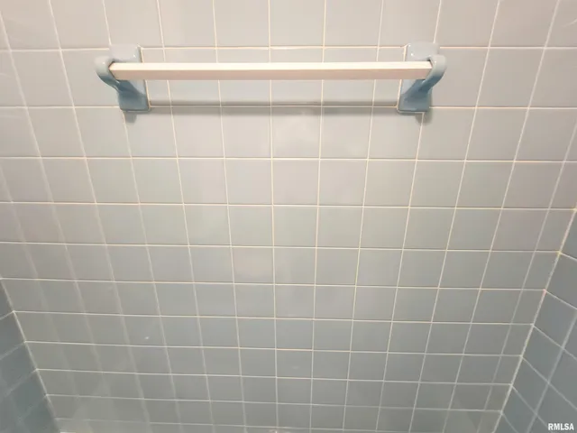 $190,000 | 212 South Clark Avenue Southwest, Clay City, IL 62824