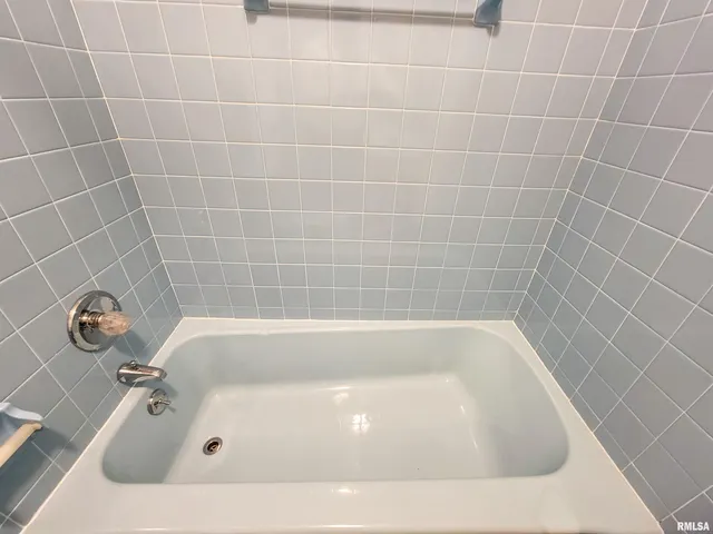 $190,000 | 212 South Clark Avenue Southwest, Clay City, IL 62824