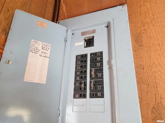 $190,000 | 212 South Clark Avenue Southwest, Clay City, IL 62824