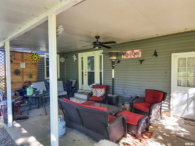 $190,000 | 212 South Clark Avenue Southwest, Clay City, IL 62824