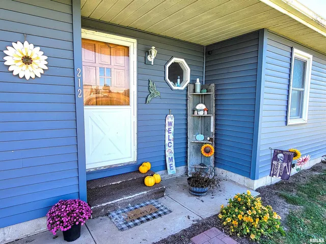 $190,000 | 212 South Clark Avenue Southwest, Clay City, IL 62824