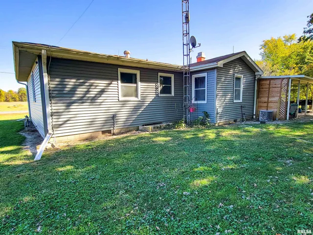 $190,000 | 212 South Clark Avenue Southwest, Clay City, IL 62824
